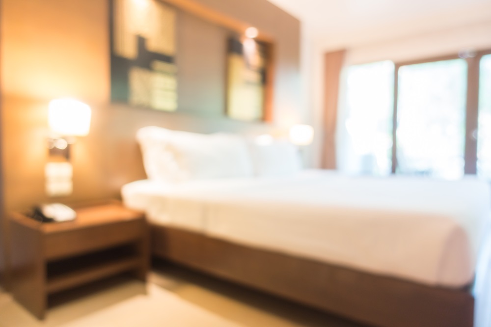 E se a moda pega? Homem convoca plateia para flagrar namorada saindo de motel com amante