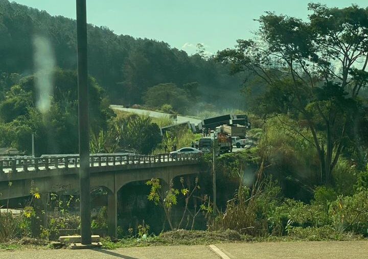 Acidente com carreta que transportava peças de aço interdita os dois sentidos da BR-381, em Nova Era
