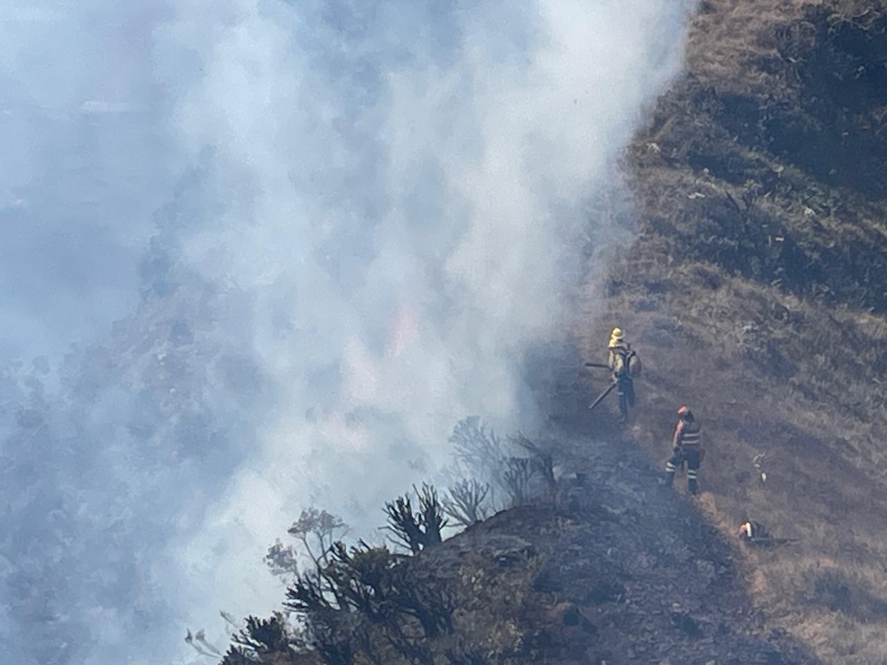 Galeria: equipes continuam combate ao incêndio na área de proteção Serra da Moeda