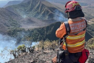 Corpo de Bombeiros debela incêndio na Serra da moeda; equipes continuam no local