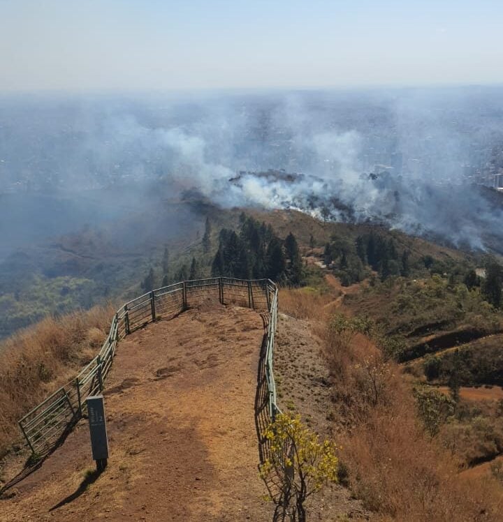 Incêndio atinge Serra do Curral em Belo Horizonte