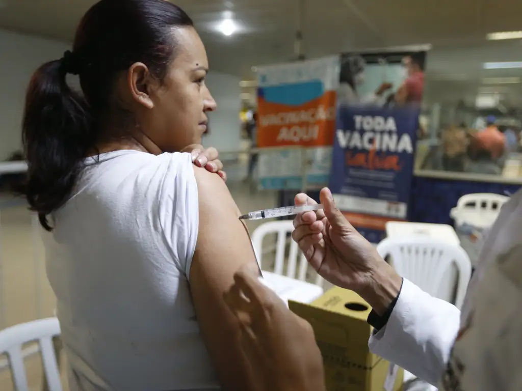 Vacina nacional contra covid está em fase avançada, diz ministra