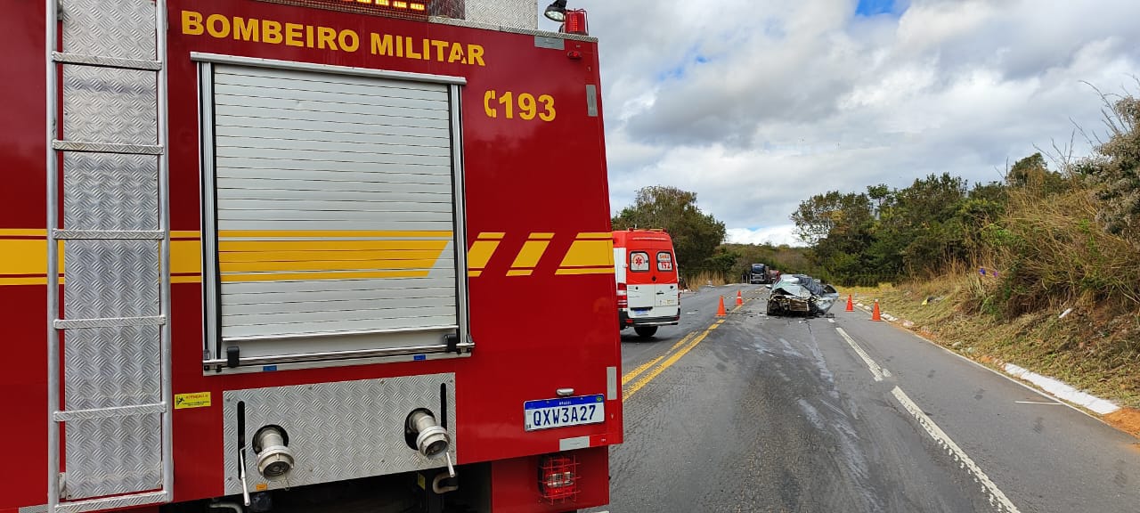Uma pessoa morre e quatro ficam feridas em acidente entre carro e van na BR-251