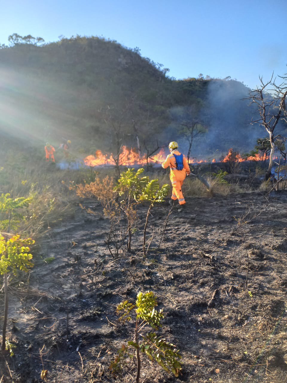 Incêndio na Serra da Moeda chega ao 3º dia de combate às chamas