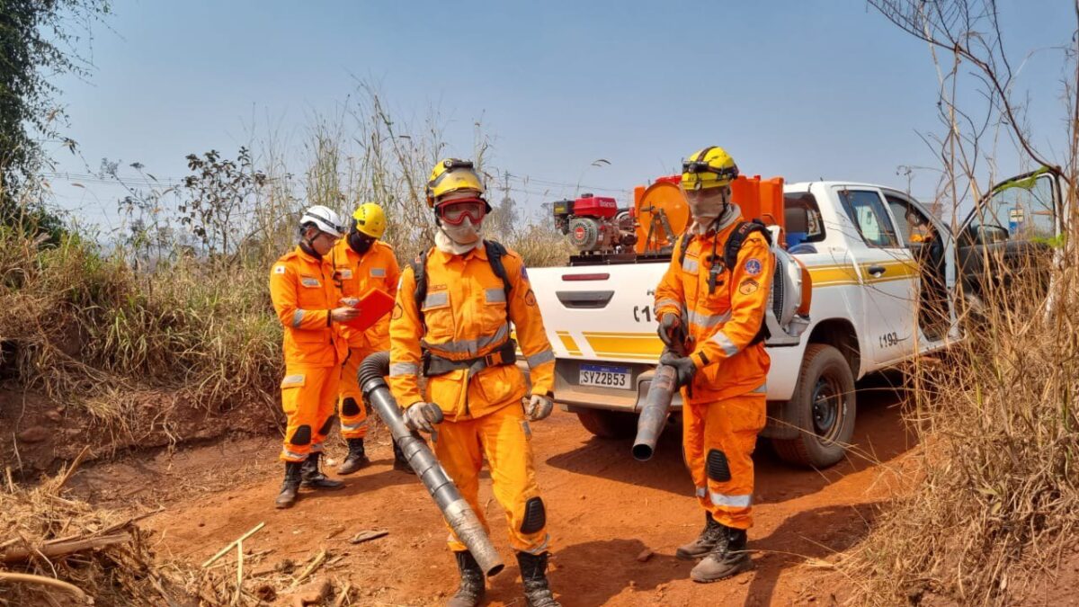 Incêndio na Serra da Moeda: bombeiros chegam ao 2º dia de combate às chamas