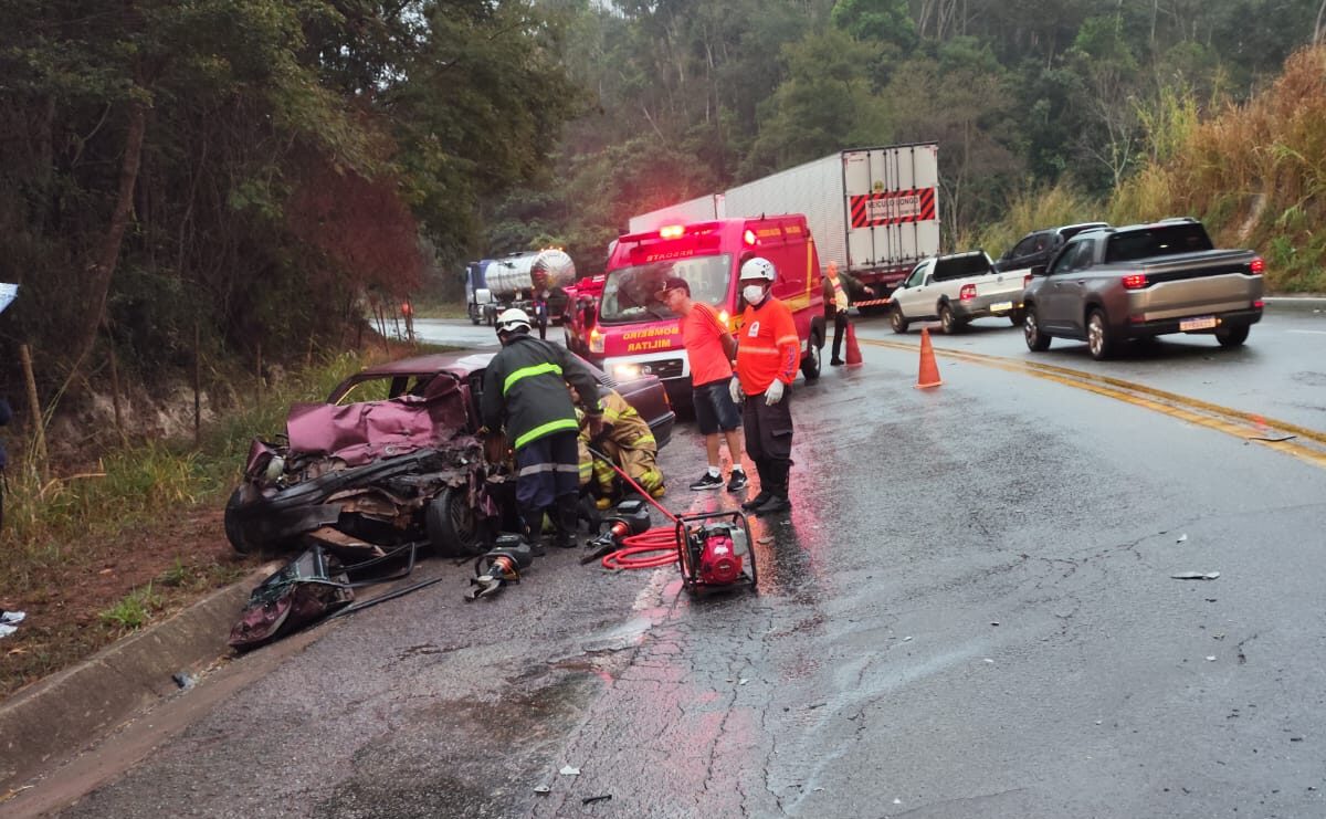 Grave acidente deixa motorista preso às ferragens e interdita BR-381 entre João Monlevade e São Gonçalo