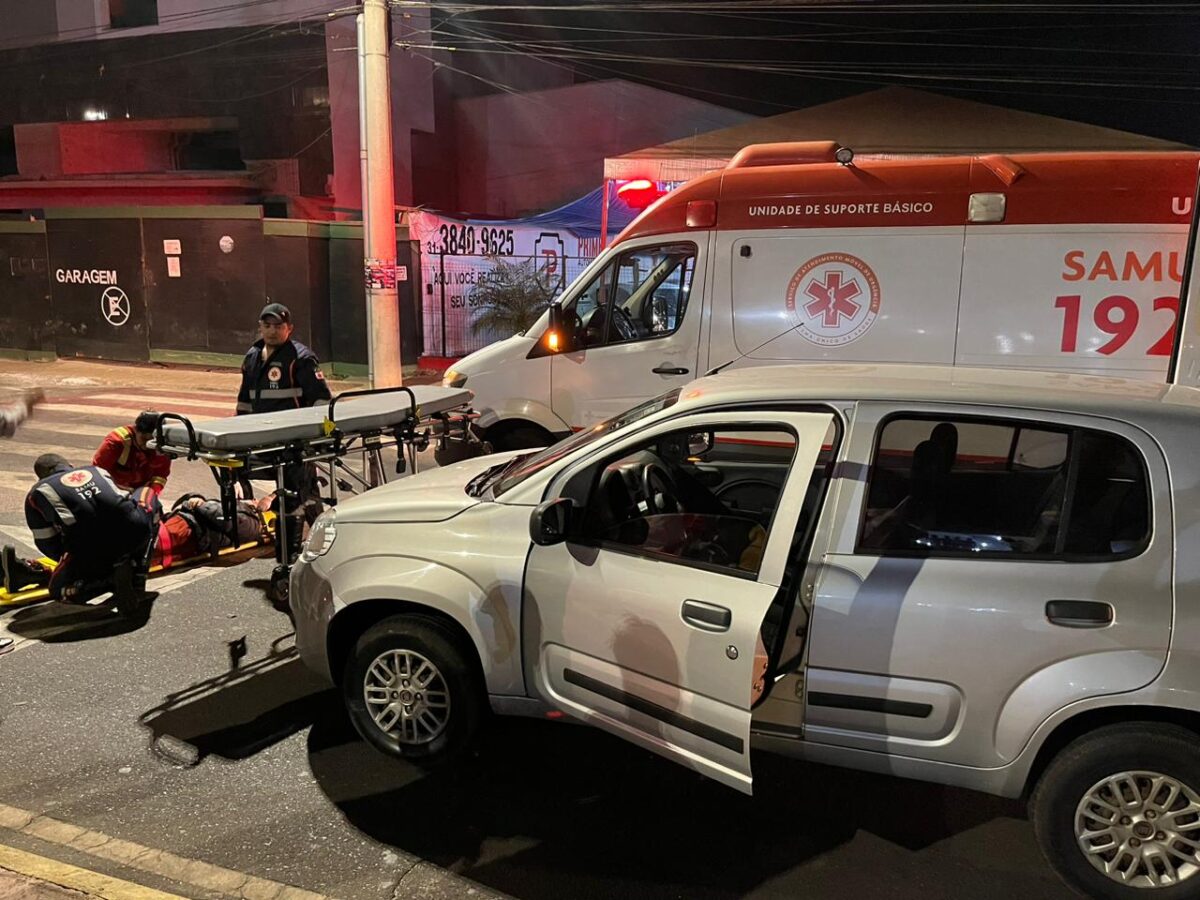 Motociclista é socorrida pelo Samu após ser atingida por carro na avenida Mauro Ribeiro, em Itabira