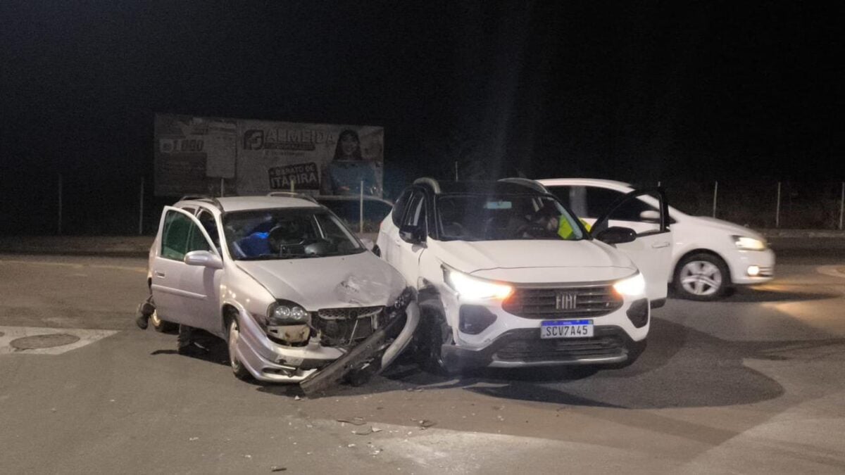 Carros colidem ao cruzar rotatória próxima à avenida Integração, em Itabira