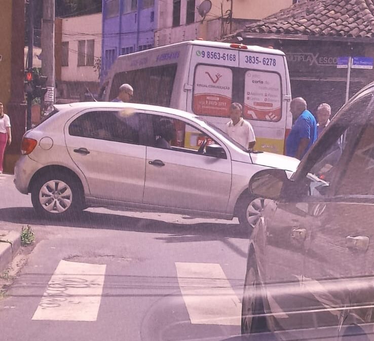 Motorista perde controle e atinge dois veículos no Centro de Itabira