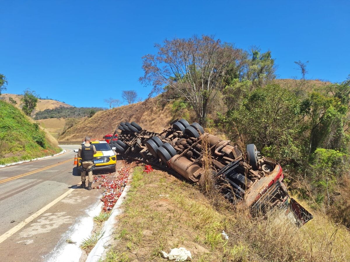Carreta carregada com cervejas capota na MG-129 em Itabira 