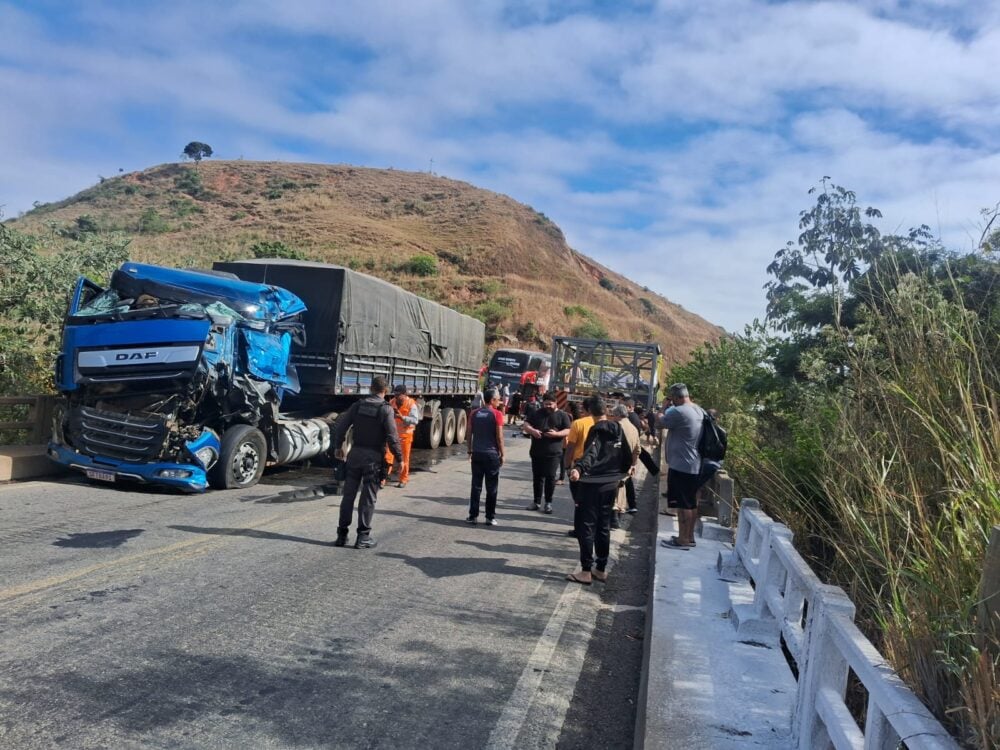Ônibus da dupla César Menotti e Fabiano sofre acidente na BR-262