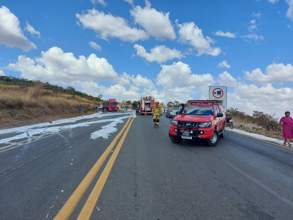 Bombeiros de Patrocínio atendem ocorrência de capotamento de caminhão-tanque no município de Catiara