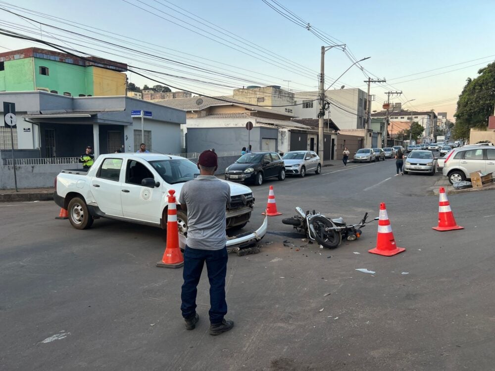 Motociclista fica ferido em acidente no cruzamento entre as ruas Dona Modestina e Mestre Emílio, em Itabira