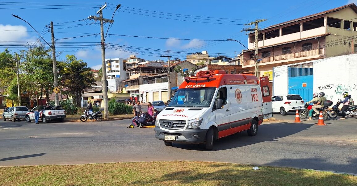 Carro e motocicleta se envolvem em acidente na avenida Carlos de Paula Andrade, em Itabira