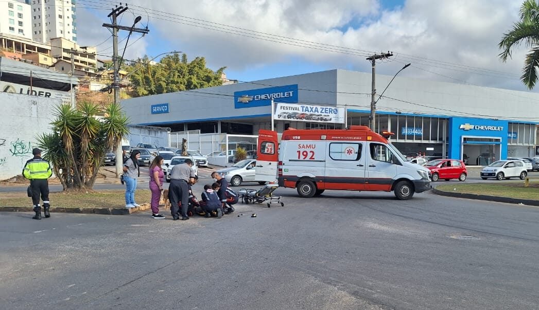 Carro e motocicleta se envolvem em acidente na avenida Carlos de Paula Andrade, em Itabira