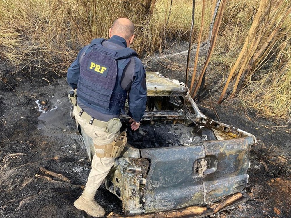 Polícia Rodoviária Federal encontra 225 kg de maconha em caminhonete incendiada na BR-262