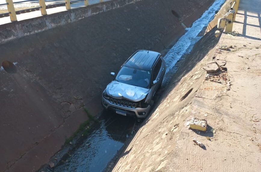 Homem é socorrido após cair com carro dentro de canal, no Centro de Itabira