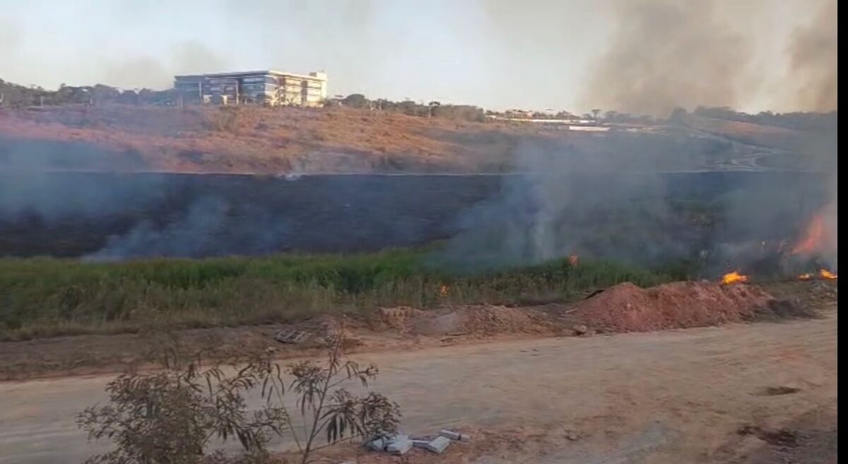 Incêndio consome área verde próxima à Unifei Itabira