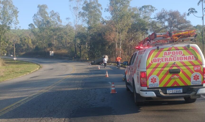 Carro com cinco pessoas da mesma família capota na BR-381, em São Gonçalo do Rio Abaixo