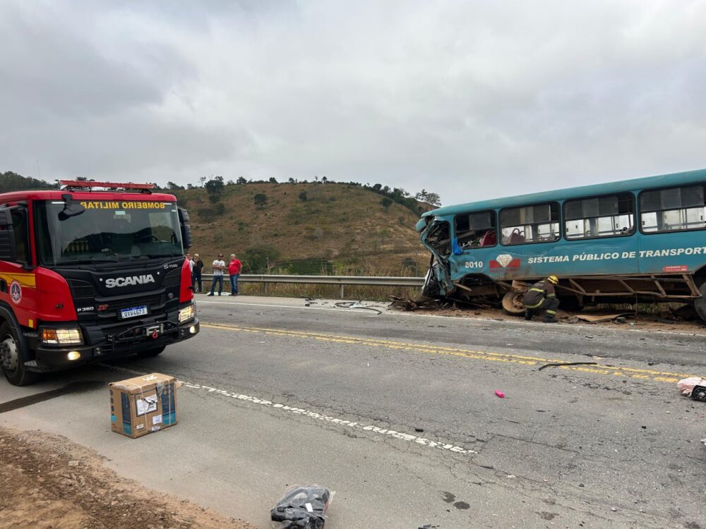 Caminhão e ônibus batem de frente na BR-116, em Teófilo Otoni; os motoristas dos dois veículos morreram no acidente