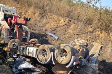 Motorista de carreta que transportava minério morre em acidente na BR-262