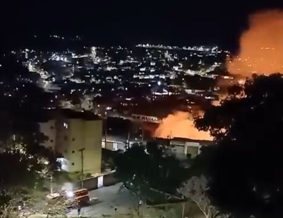 Incêndio de grandes proporções atinge área do bairro Juca Batista, em Itabira