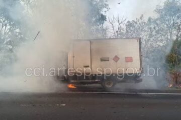 Caminhão com 6 mil dinamites pega fogo na rodovia Washington Luís, em São Paulo