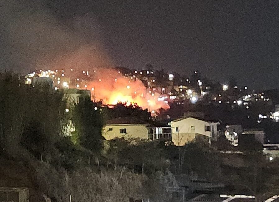 Bombeiros controlam incêndio em lote vago no Madre Maria de Jesus, em Itabira