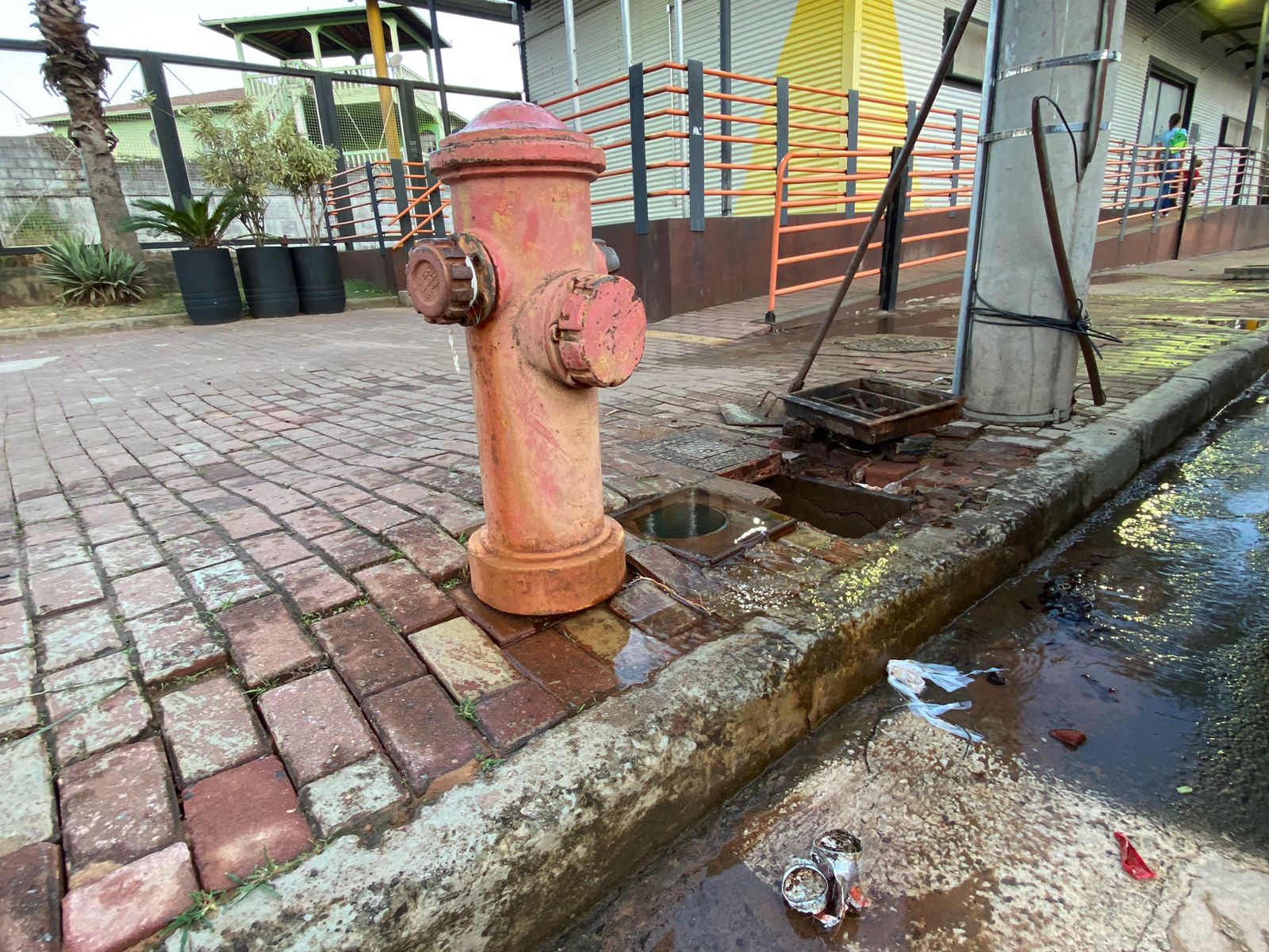 Vazamento de água em hidrante pode causar desabastecimento no bairro Esplanada da Estação