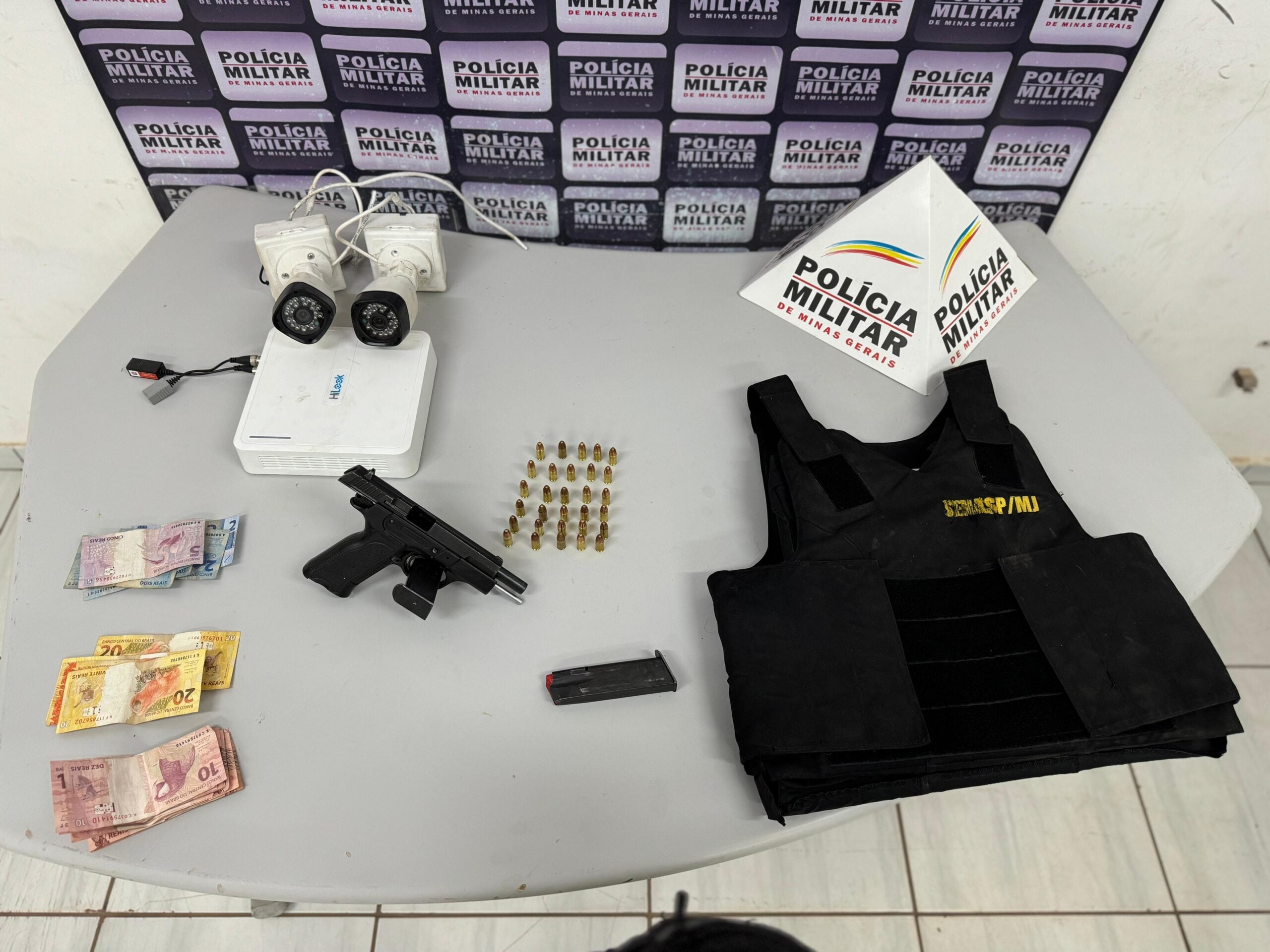 Após perseguição policial, homem é preso com arma de fogo, munições e câmeras de monitoramento em Itabira