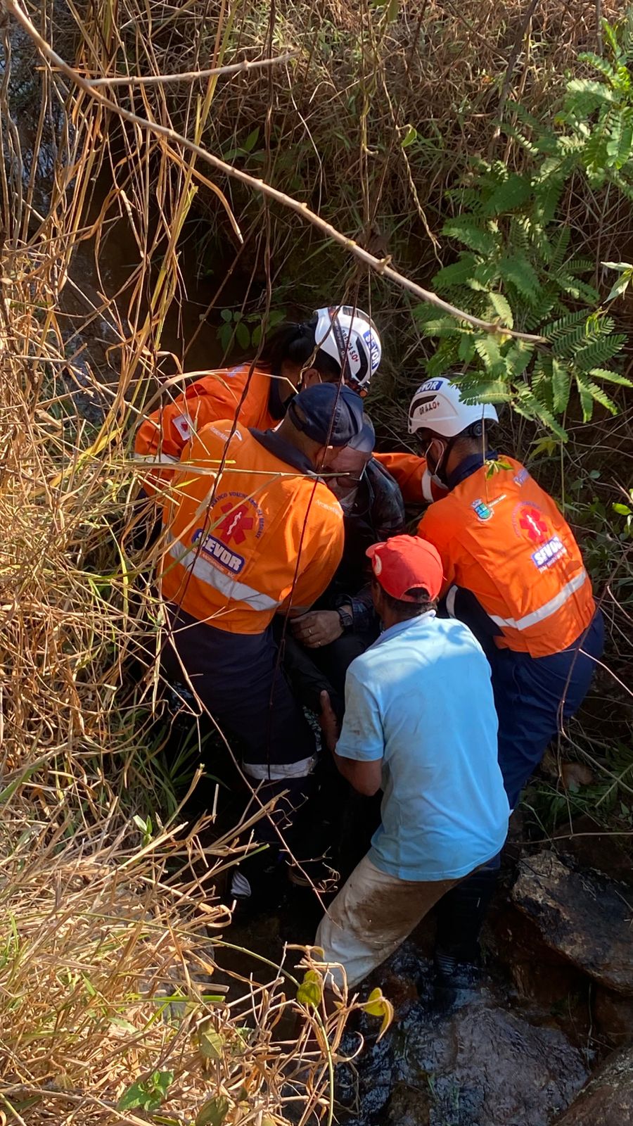 Homem cai de moto em córrego próximo à cachoeira do Taquaril, em Bela Vista de Minas