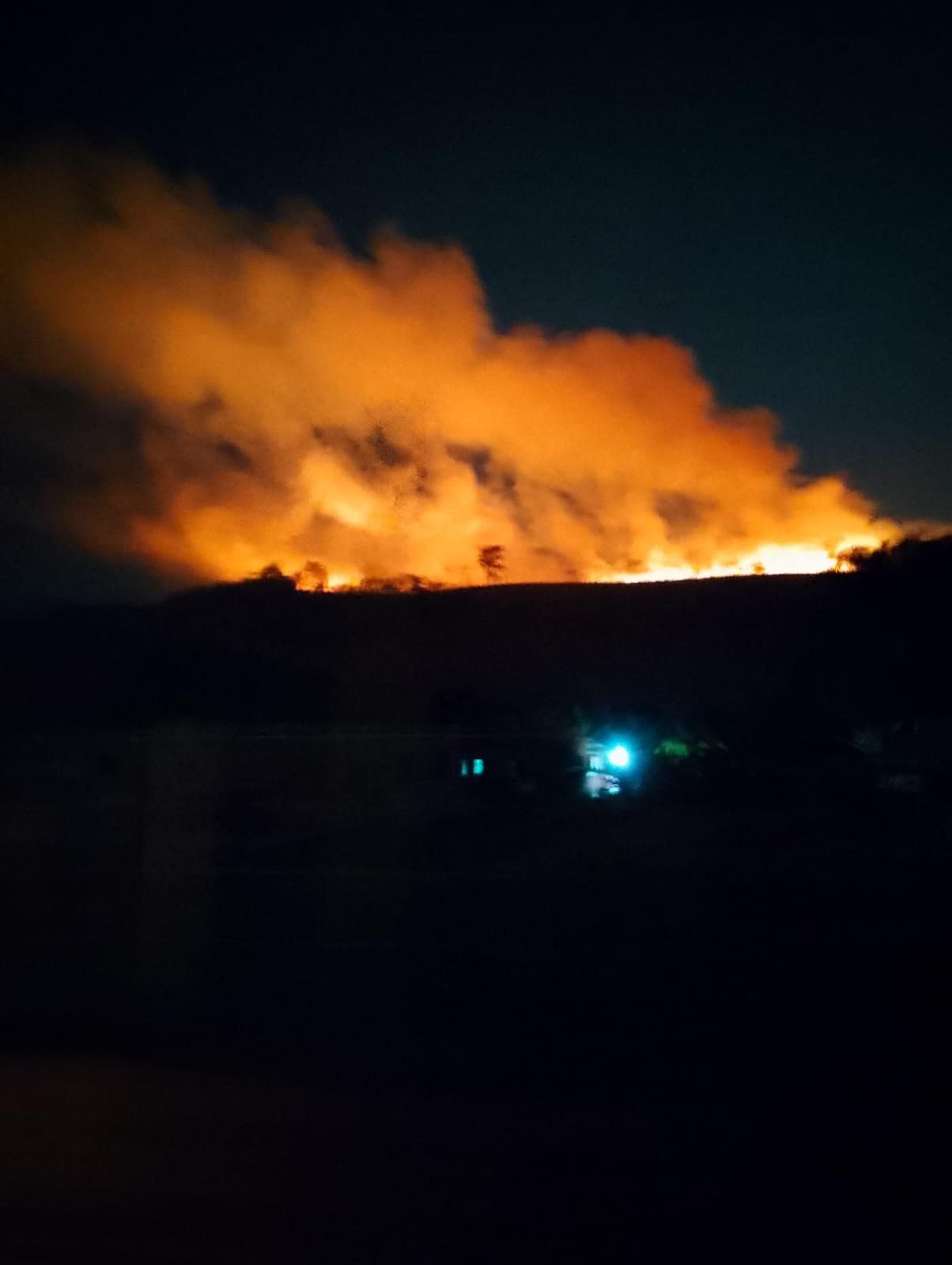 Incêndio de grandes proporções atinge o Barreiro, em Itabira