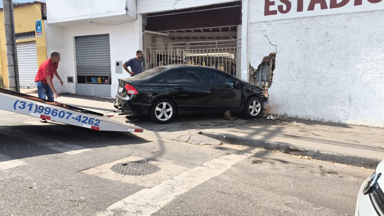Motorista passa mal, bate em carro estacionado e colide no muro do Grêmio em Itabira