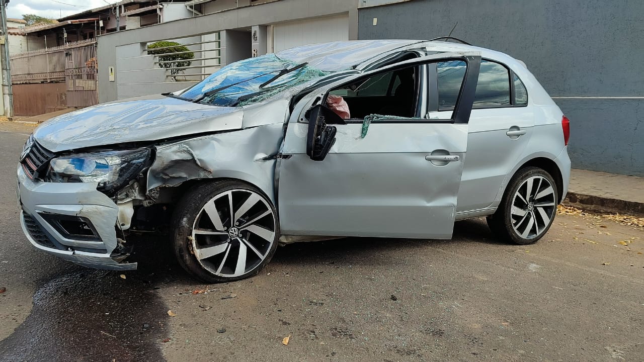 Motorista perde o controle da direção e colide com uma árvore no bairro Amazonas