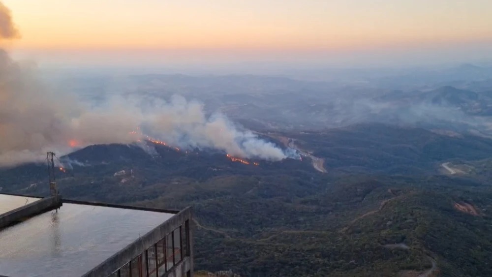 Serra da Piedade: bombeiros combatem incêndio pelo 3º dia consecutivo