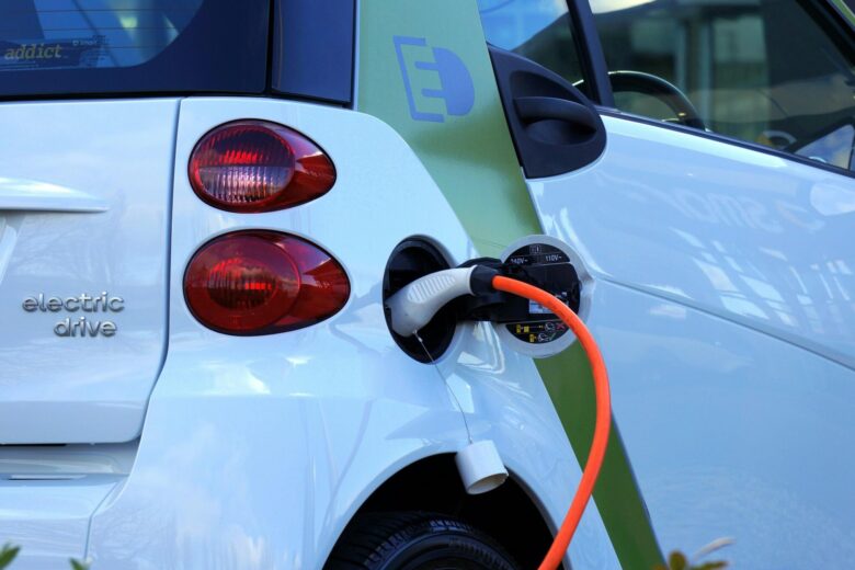 Zema aprova lei que garante isenção de IPVA para carros elétricos e híbridos