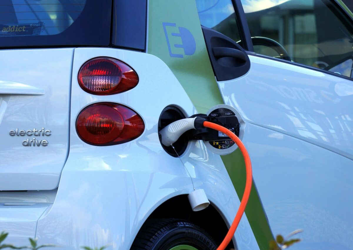 Zema aprova lei que garante isenção de IPVA para carros elétricos e híbridos