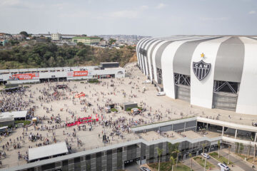 Atlético e Vitória se enfrentam na Arena MRV pelo Campeonato Brasileiro; Rádio Caraça FM transmite a partida ao vivo