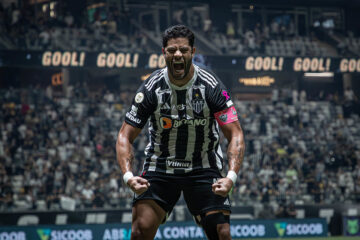 Atlético recebe o Fortaleza e busca vitória para garantir permanência na Série A; Rádio Caraça FM transmite o jogo