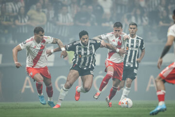 Pela glória eterna: Galo enfrenta River na Argentina por vaga na final e Caraça FM transmite o duelo