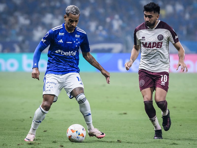 Cruzeiro visita Lanús para tentar vaga na final da Sul-Americana; rádio Caraça FM transmite duelo