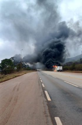 Carreta em chamas interdita BR-040 em Itabirito