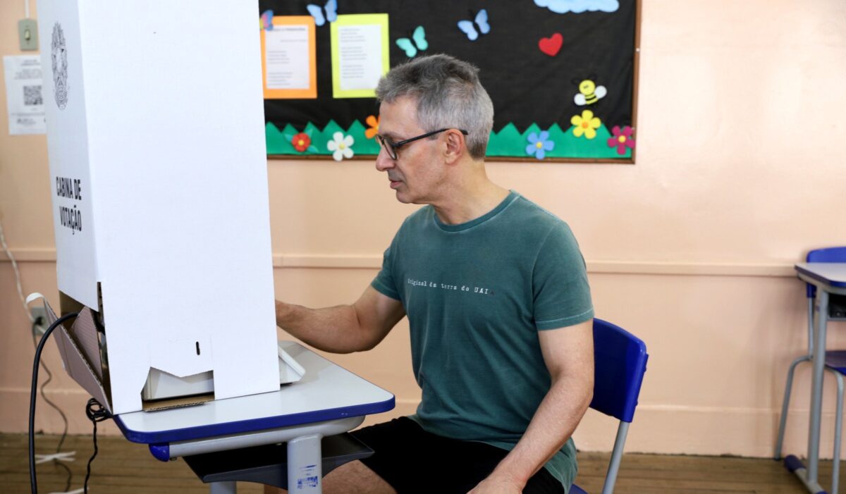 “Temos que comemorar a democracia”, diz governador Zema ao votar em Araxá