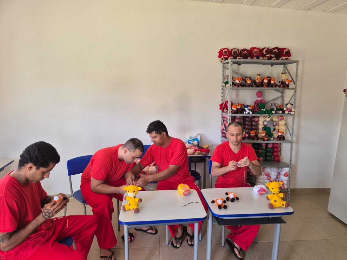 Quatro mil brinquedos produzidos por detentos são distribuídos em comemoração ao Dia das Crianças em MG