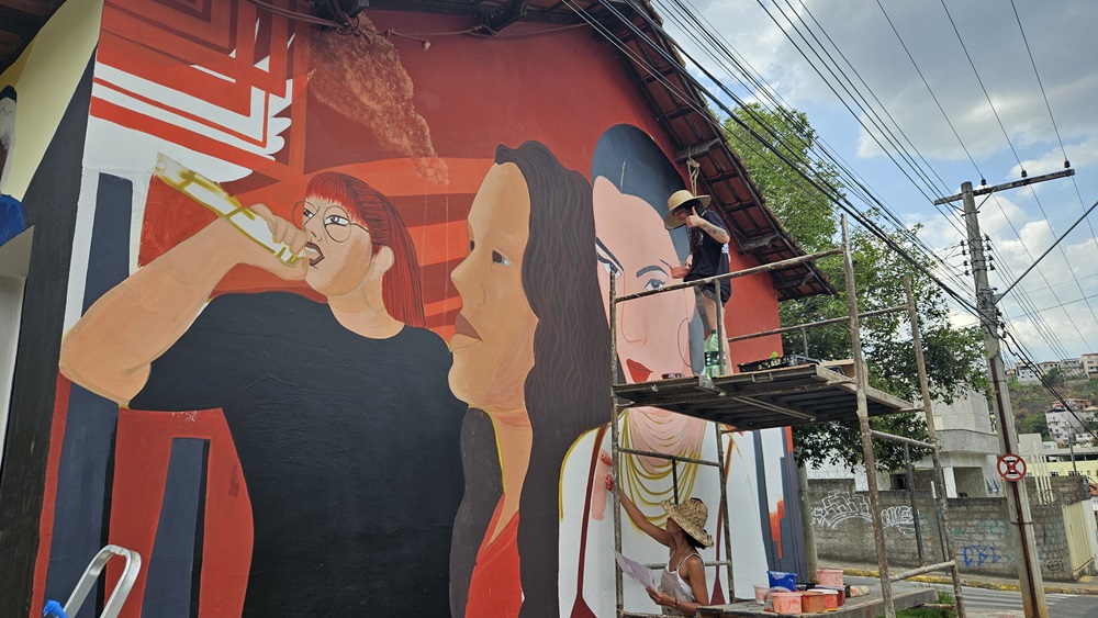Artistas de João Monlevade retratam personalidades da cidade em prédios públicos