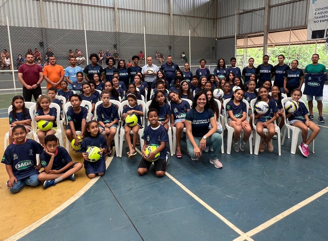 Atletas de São Gonçalo do Rio Abaixo recebem material esportivo de parceria com Sada Vôlei