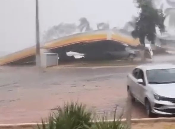 Chuva com ventos fortes derruba estrutura de posto de combustíveis e atinge veículos na BR-262, em Luz