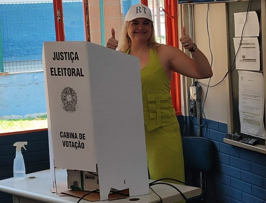 “As pessoas devem se envolver e entender mais de política”, ressalta Elaine Gomes