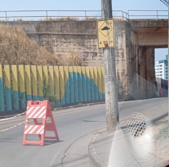 Obra do Saae interdita trânsito na avenida Central, em Itabira