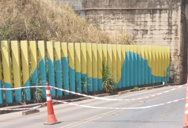 Obra do Saae interdita trânsito na avenida Central, em Itabira
